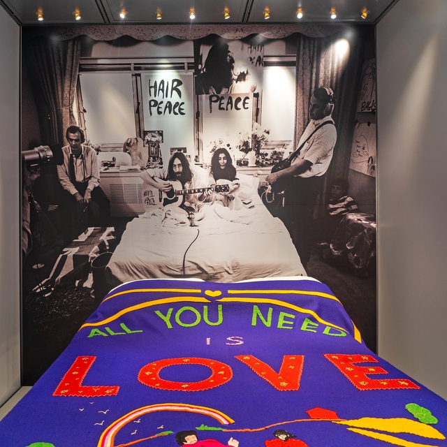 john and Yoko in bed during love-in protest